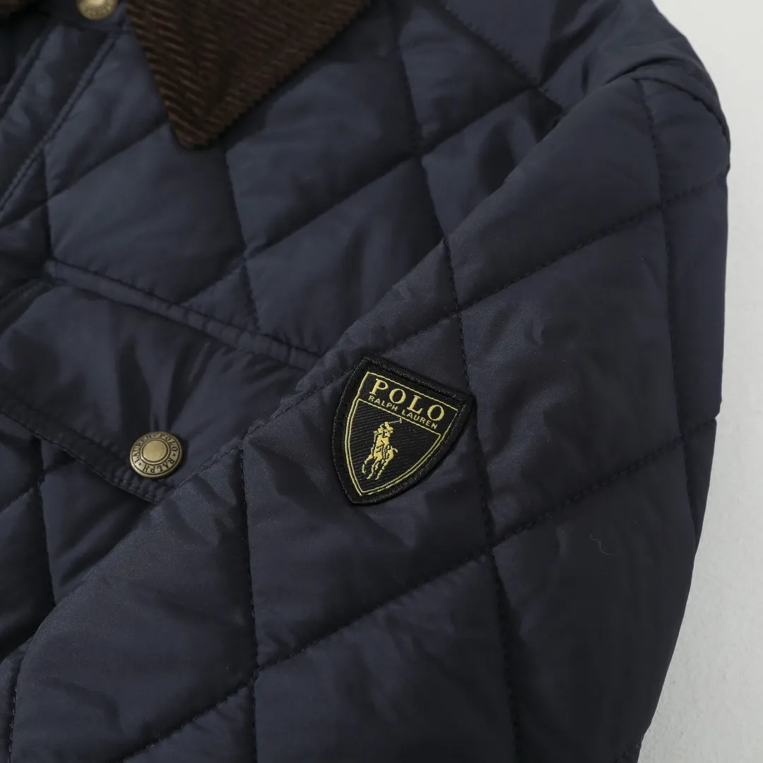 P370 #59 Ralph Lauren classic rhombus quilted cotton jacket for men and women. Inspired by retro workwear, it blends with contemporary British style. The imported machine-pressed rhombus quilting is accurately aligned, and the three-dimensional H-shaped tailoring is neat and slim. It is not bulky when layered in autumn and winter, and still maintains a light style.  Texture is reflected in the details: customized metal buckles, corduroy lapels, breathable eyelets under the arms, and slits on the hem, all replicating the brand's high-end genes. All excipients are standardized!  Five colors to choose from: black/khaki/brown/green/navy blue, easy to switch between commuting, leisure, and travel occasions. Function and appearance coexist: 37.5°C temperature control black technology, breathable and moisture-proof, anti-slip cotton patented fabric, temperature-locking, soft and waxy, durable and stylish. A retro warm-keeping item that can handle low temperatures calmly. The details are all made of craftsmanship, and the style has no limits. It has a classy look that will turn heads.  Color: Khaki Black Navy Green Brown Size: S M L